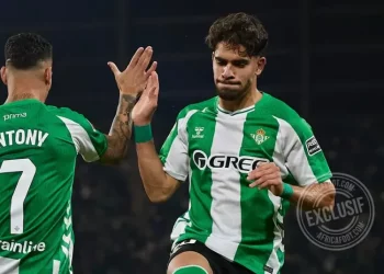 عبد العزيز الزُّولي يُنهي الشائعات: “أنا سعيد في بيتيس!”