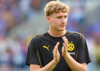 يستعد المدافع الجزائري إلياس بنكارا لمغادرة دورتموند